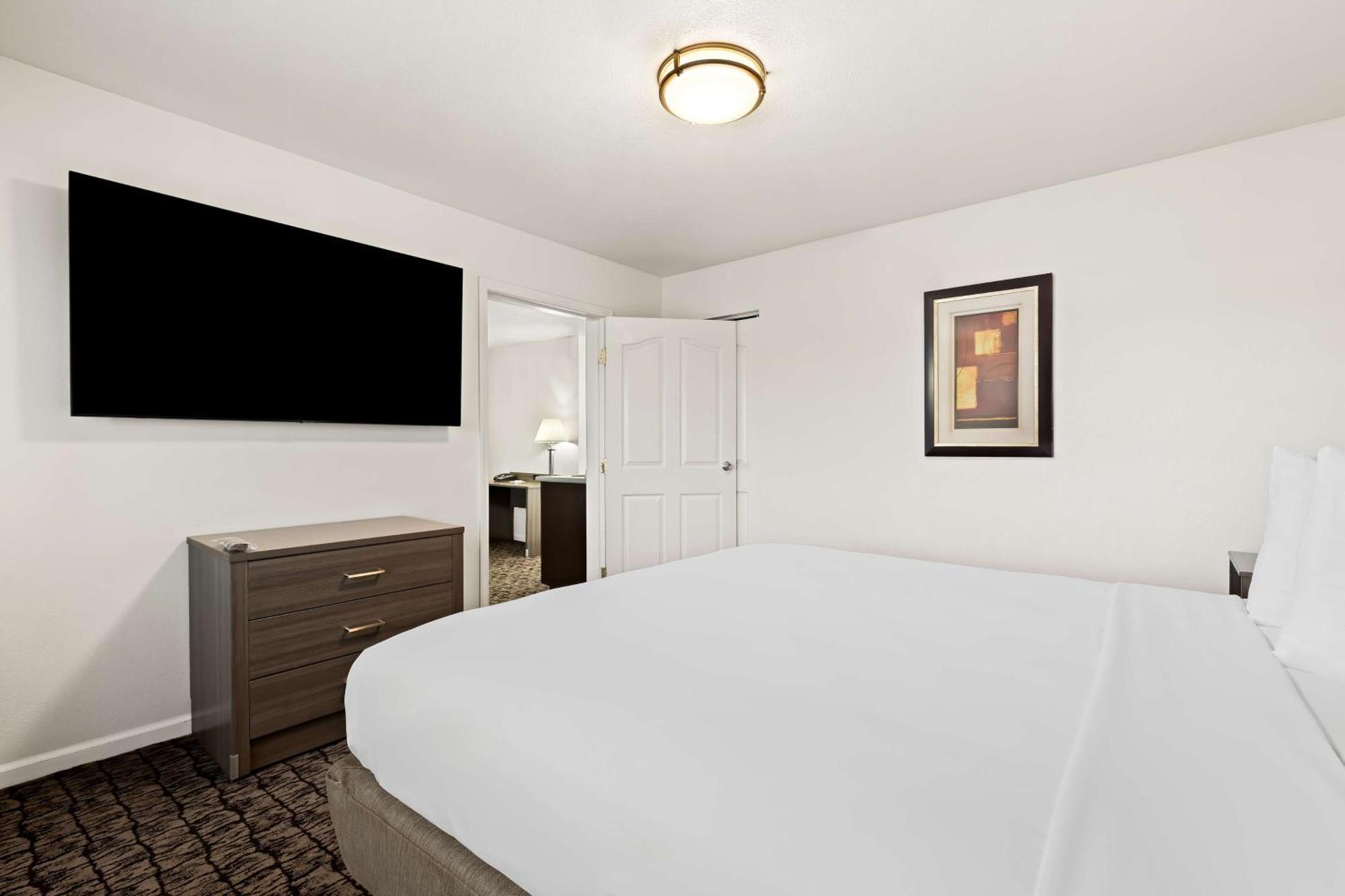 King Suite with Bathtub - Disability Access/Non-Smoking